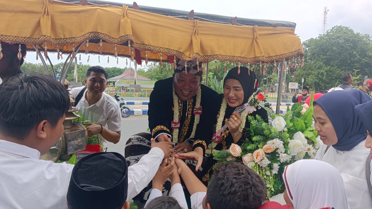 Kirab Pamit Bupati Sampang Disambut Haru Antusiasme Masyarakat