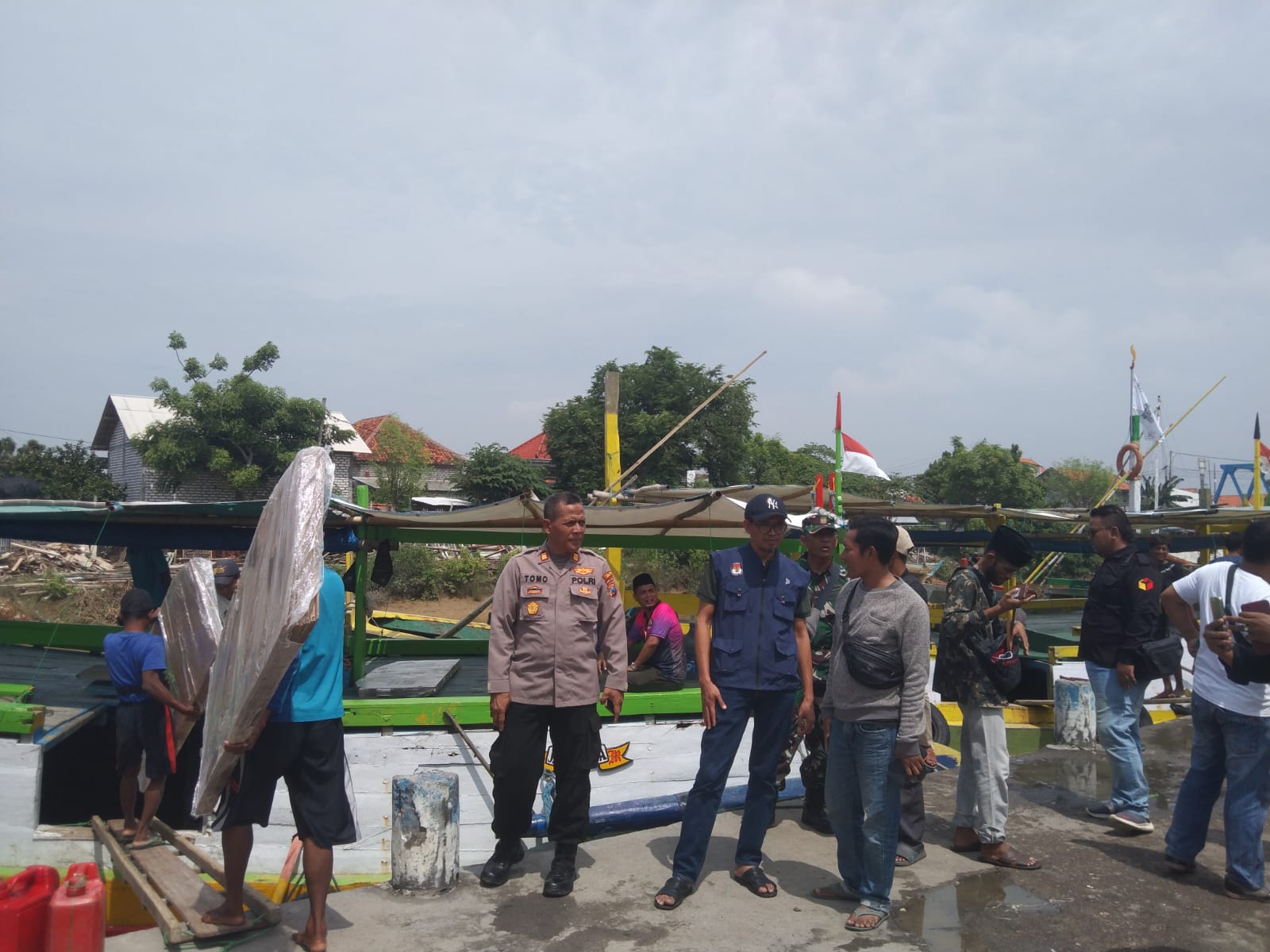 Gunakan Kapal Tradisional Khusus, KPU Sampang Distribusikan Logistik Pemilu ke Pulau Mandangin