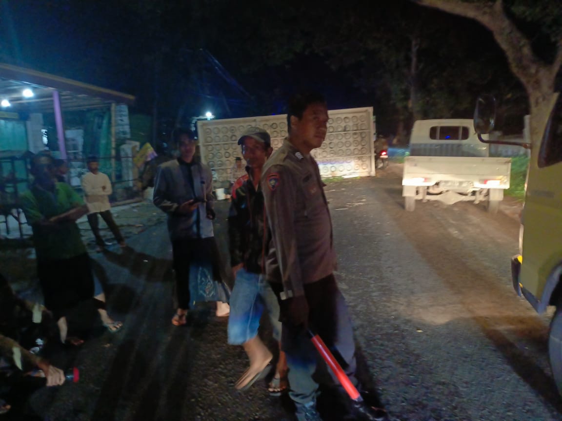 Laka Tunggal, Truk Terguling Melintang Tutup Jalur Dua Arah Jalan Raya Galis