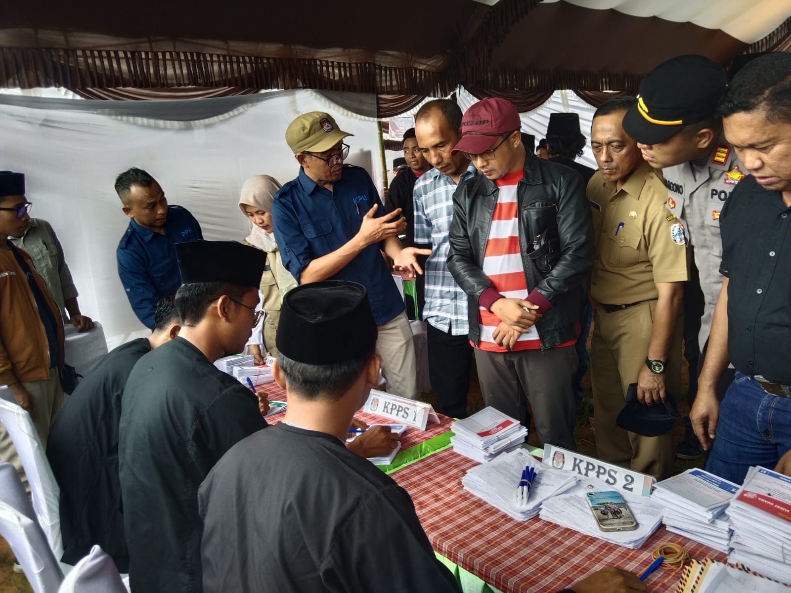 KPU Sampang Larang Pemilih Memotret Surat Suara Setelah Dicoblos, Ini Sanksinya!