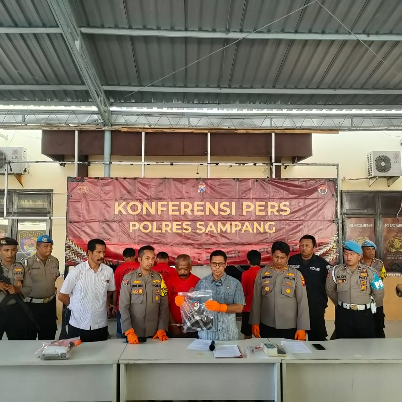 Lecehkan Guru dan Wali Murid, Oknum Kepsek di Sampang Ditahan Kepolisian