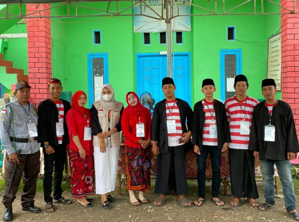 Pikat Perhatian Masyarakat Pemilih, Petugas KPPS Berpakaian Adat Suku Madura di Sampang