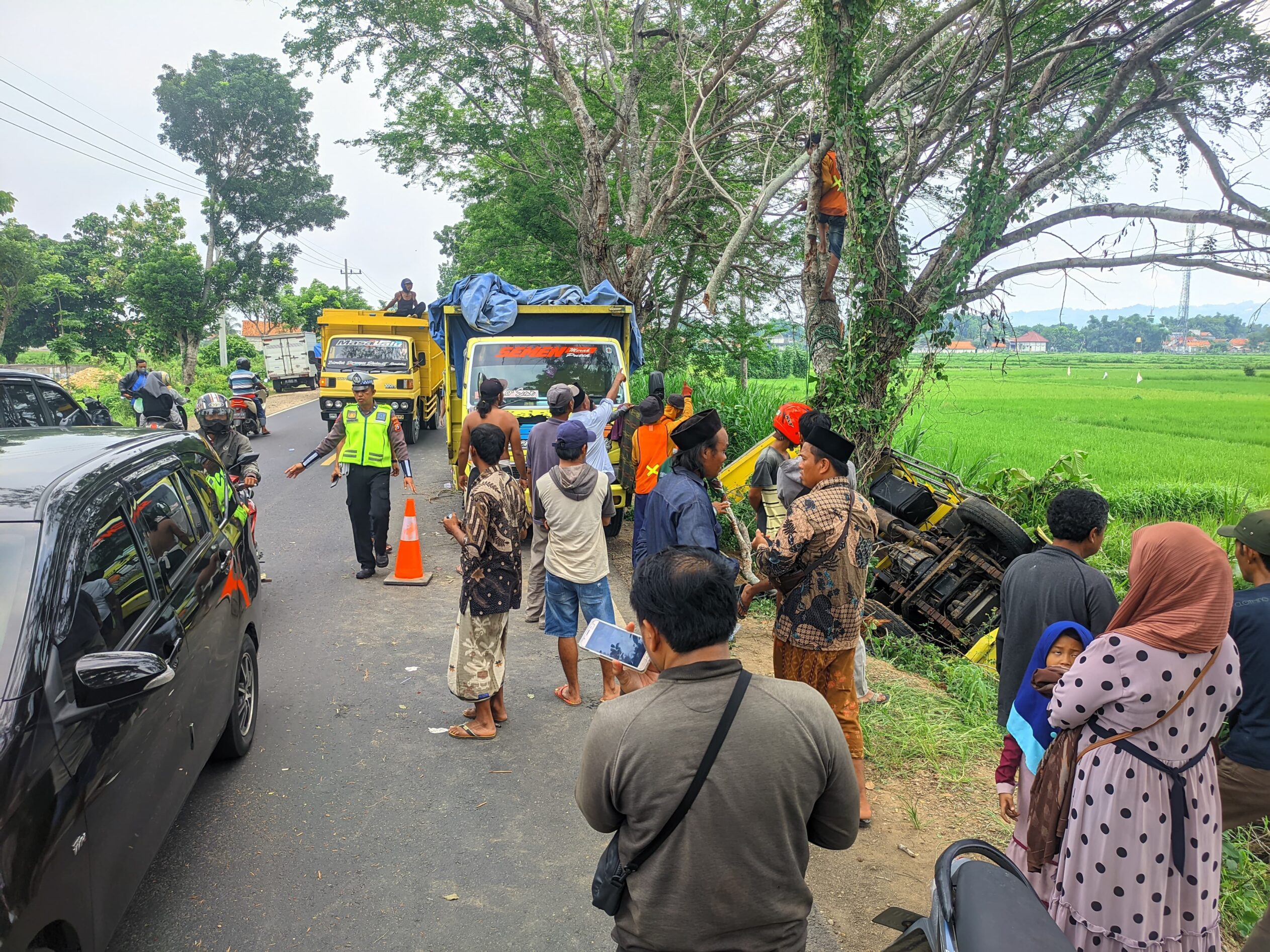 Laka Lantas, Truk Terguling ke Selokan Jalan Raya Bancelok Sampang