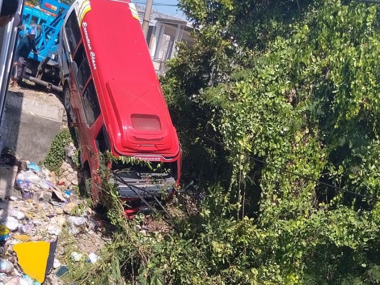 Supir Ngantuk, Minibus Hampir Terjun Ke Sungai di Camplong Sampang