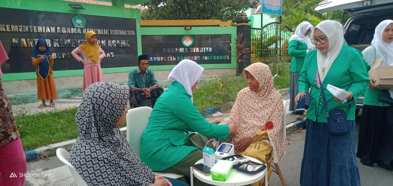 Berbagi Takjil Ramadan, PAC Fatayat NU Kecamatan Sampang  Buka Check Up Kesehatan Gratis
