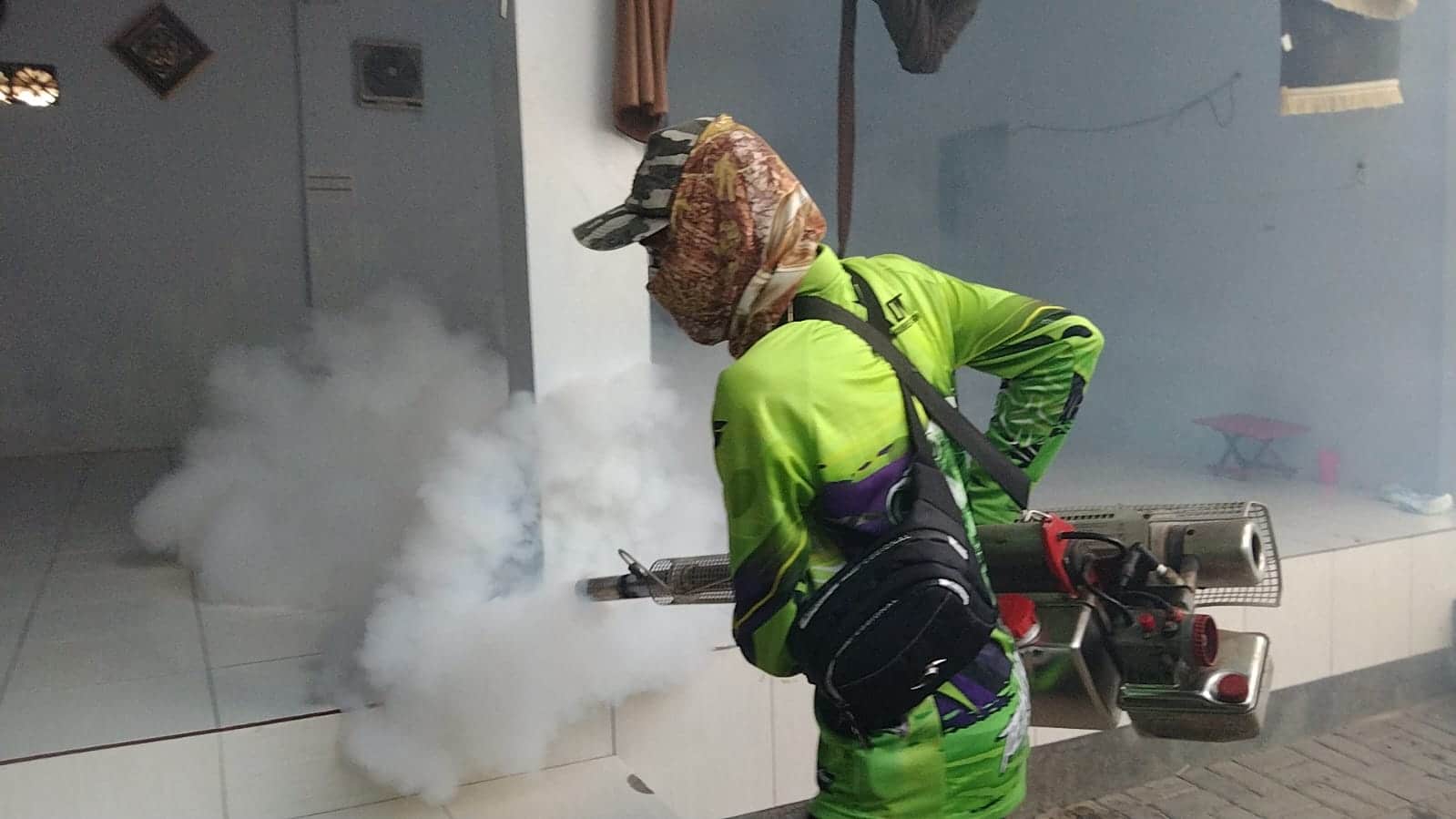Terima Laporan Kasus DBD, Dinkes- KB Sampang – Puskesmas Banyuanyar Lakukan Fogging di Ponpes Assirojiyyah Kajuk