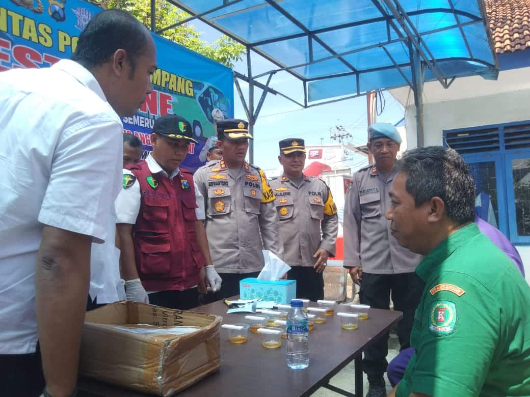 Arus Balik, Polres Sampang Gelar Tes Urine Kru Bus di Terminal Tronojoyo