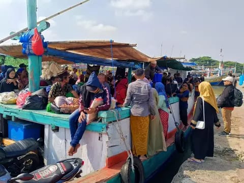 Jelang Lebaran 2024, Jumlah Penumpang Kapal di Pelabuhan Tanglok Melonjak