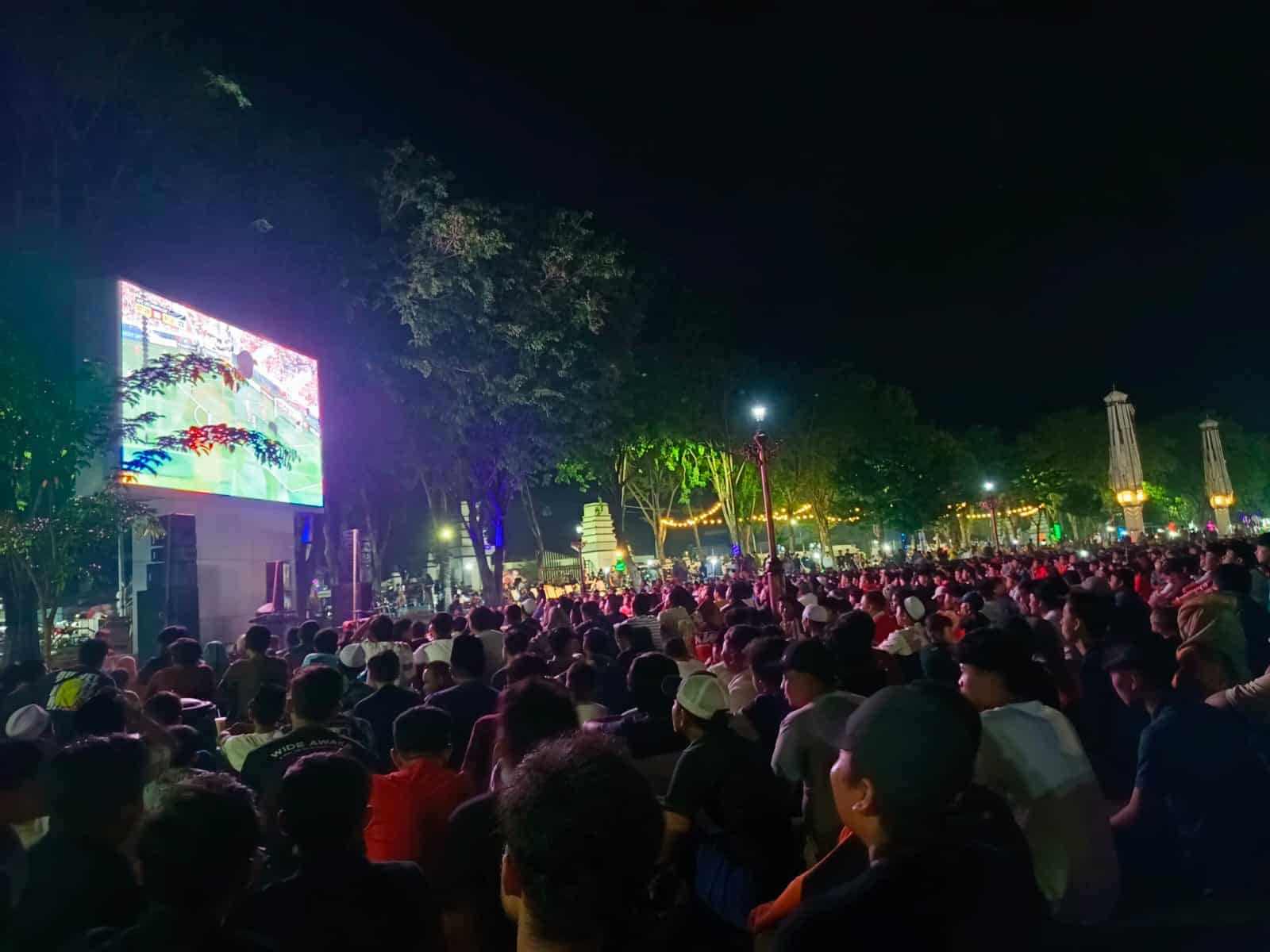 Nonton Timnas Lawan Uzbekistan, Ribuan Orang Padati Alun – Alun Tronojoyo Sampang