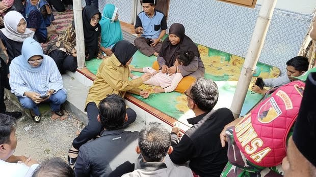 Mensos Risma Bongkar Lalu Bangun Ulang Rumah Warga Miskin di Pamekasan