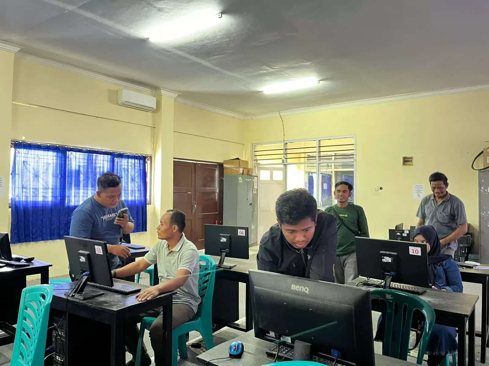 Puluhan Calon Panwascam Pilkada di Sampang Ikuti Seleksi Tes CAT