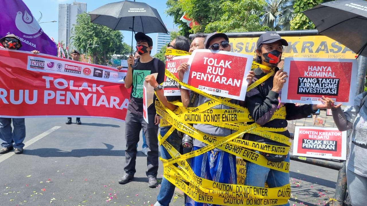 Koalisi Masyarakat dan Pers Surabaya Gelar Aksi Tolak RUU Penyiaran