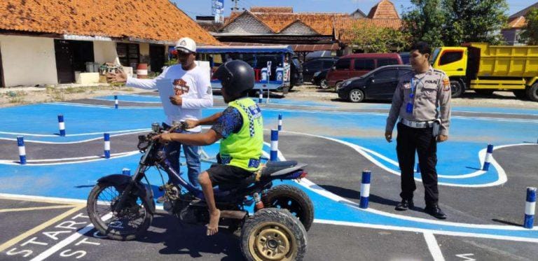 Sambut HUT Bhayangkara ke – 78, Polres Sampang Berikan Pelayanan Khusus buat Disabilitas