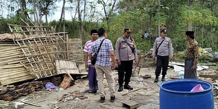 Rumah Reot Milik Seorang Nenek di Sampang Ambruk