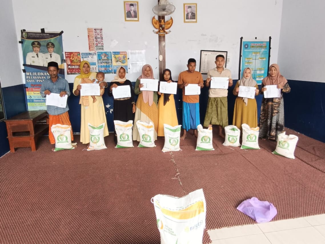 Tingkatkan Ketahanan Pangan, Pemdes Madulang Salurkan Bantuan Pangan Beras