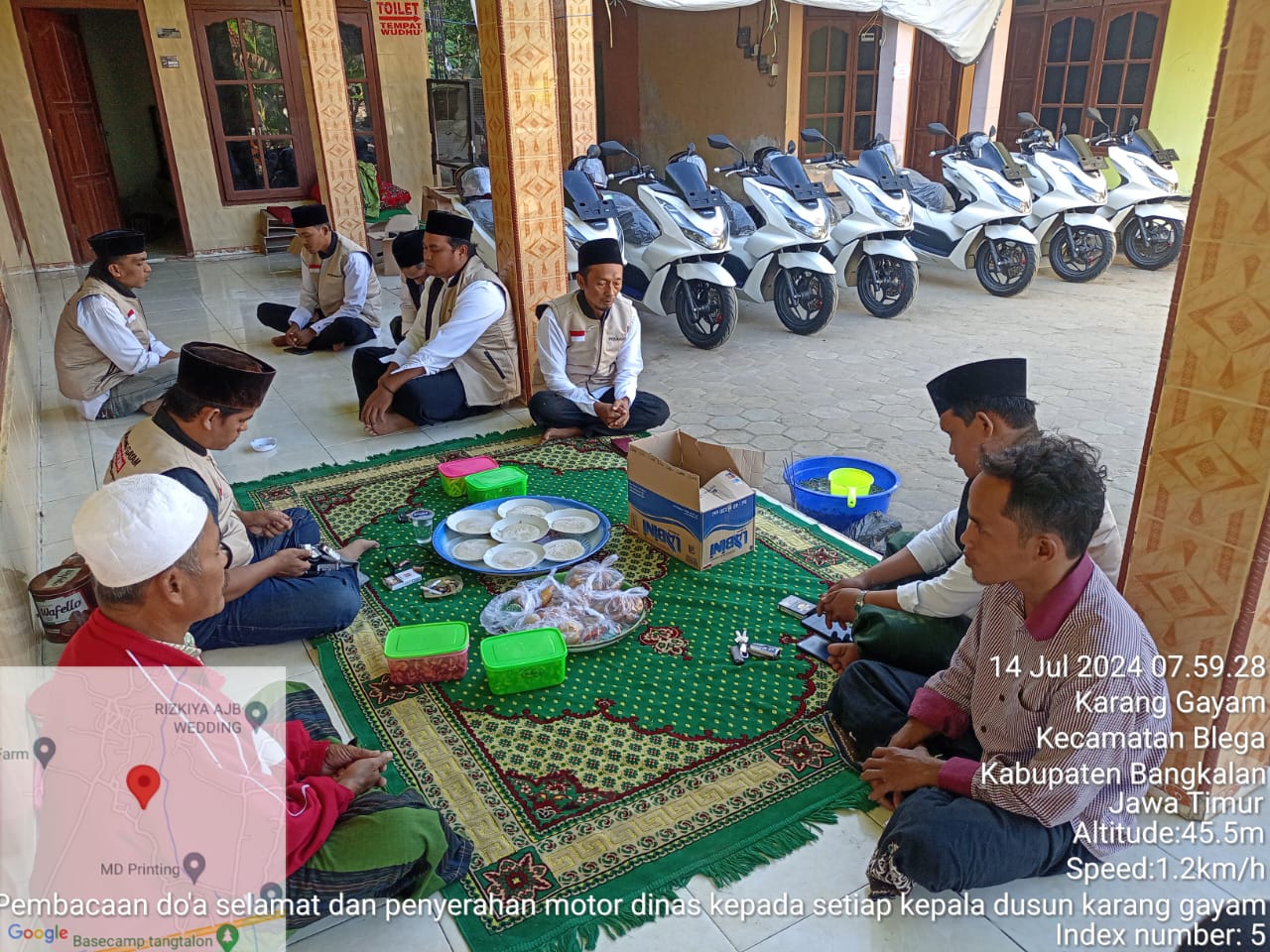 Tingkatkan Pelayanan, Kades Karang Gayam Serahkan 7 Unit Motor kepada Perangkat Desa