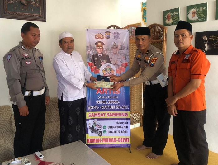 Layanan Artis, Warga Sampang Tak Perlu Antre Panjang di Samsat