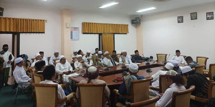 Datangi DPRD, Ulama dan Habaib Desak Pemkab Sampang Tutup Kafe Lorensia