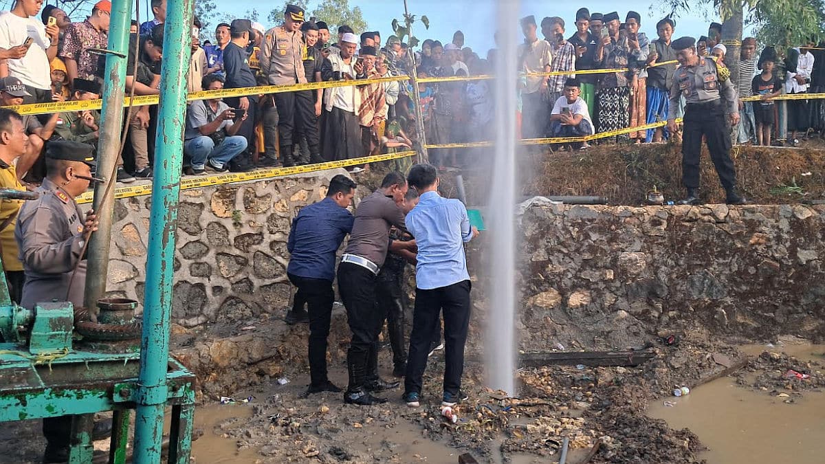 Polisi Pasang Garis Polisi di Area Semburan Air Setinggi 25 Meter
