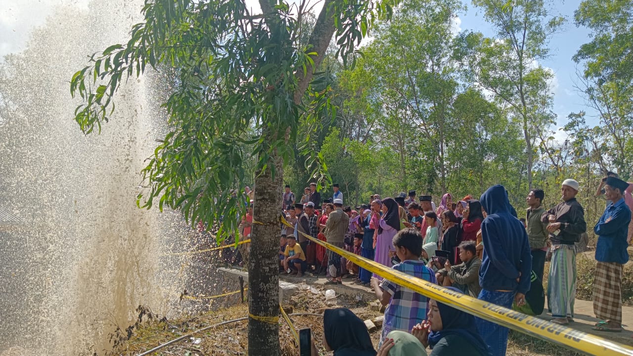 Teliti Kandungan Air, Dinas ESDM Jatim Kunjungi Lokasi Semburan Air di Sampang