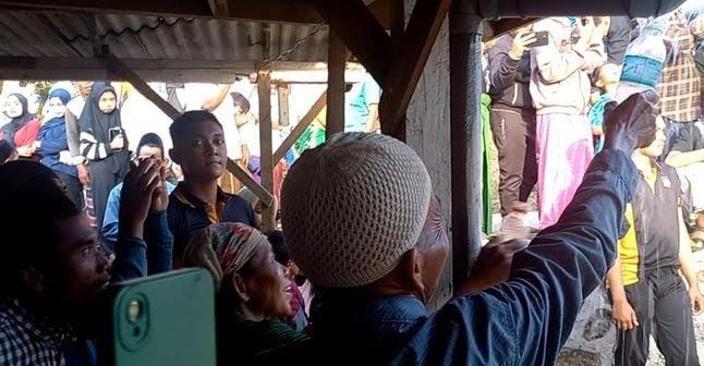 Dipercaya Miliki Khasiat, Air Semburan Sumur Bor di Sampang Jadi Rebutan Warga