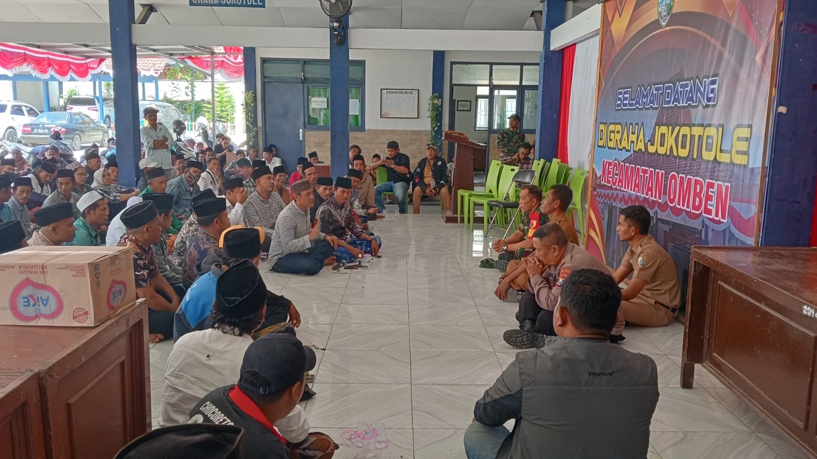 Tak Setuju Pj Kades Diganti, Ratusan Warga Temui Camat Omben