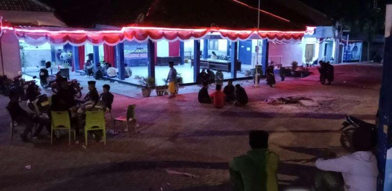 Sambil Gelar Tahlil, Massa Aksi Protes Evaluasi Pj Kades Bertahan Hingga Malam Hari