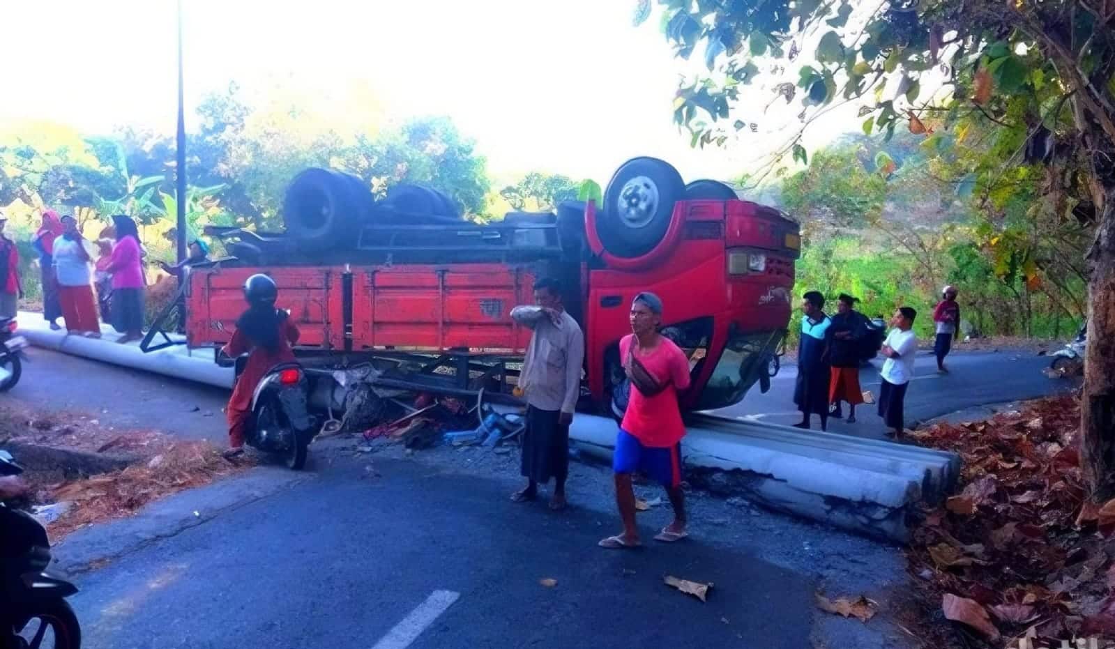 Truk Muatan Tiang Listrik Terguling di Pamekasan