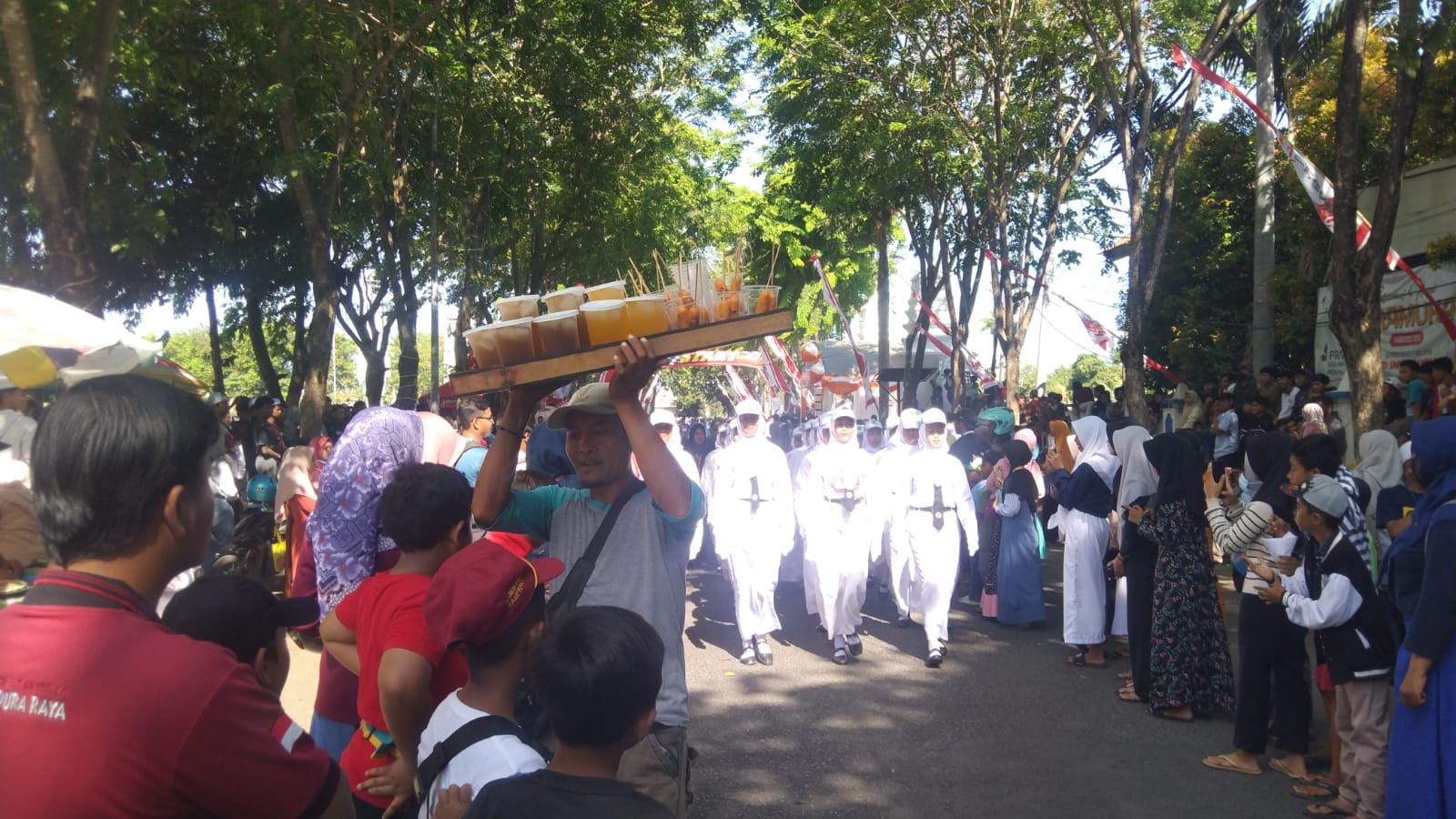 Lomba Gerak Jalan Jadi Berkah bagi Pedagang Kecil di Sampang