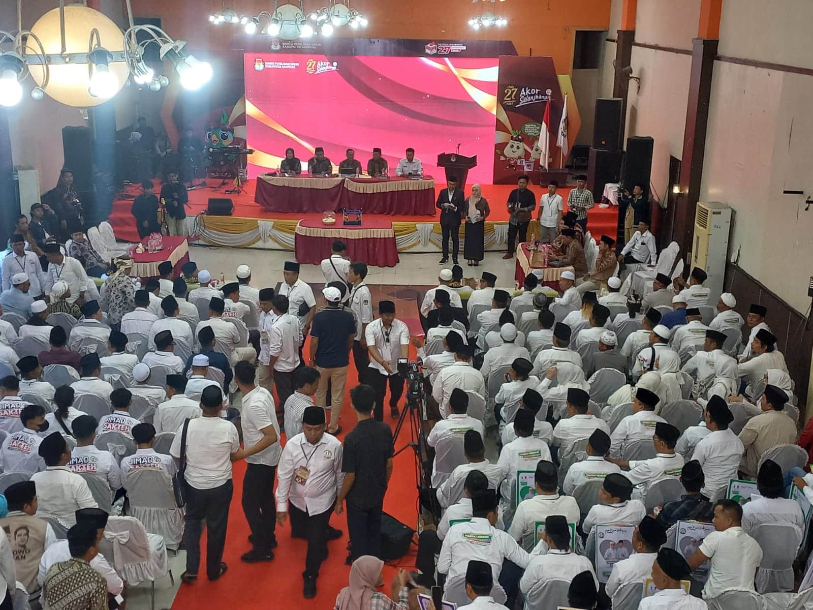 Adu Yel-yel Pendukung Cabup Sampang: “Mandat Menang Rakyat Senang, dan “Pele Se Abhukteh Pele Jimad Sakteh”