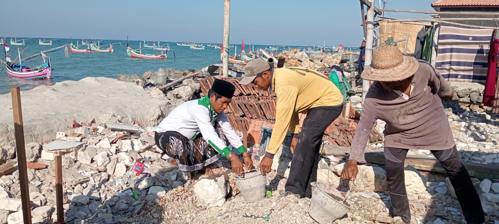 Program Toilet Umum Masyarakat Pesisir Mulai Dikerjakan, Ini Harapan LAZISNU Sampang