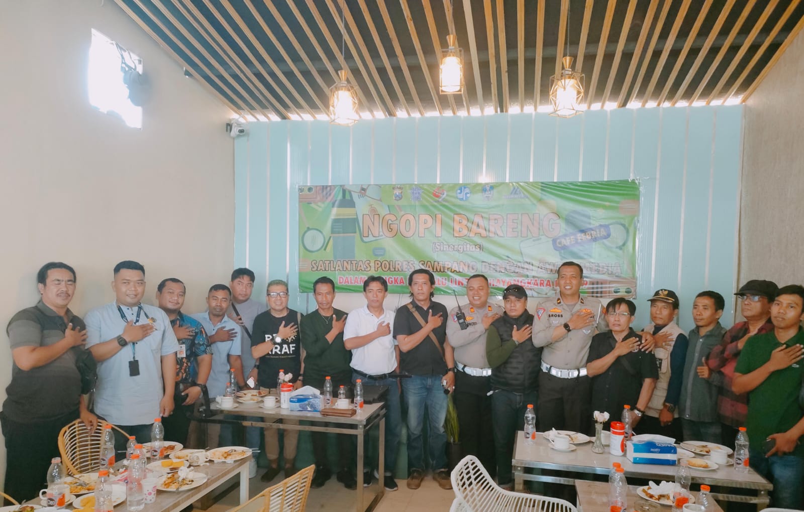 Pererat Sinergitas, Kasat Lantas Polres Sampang Ngopi Bareng Insan Pers