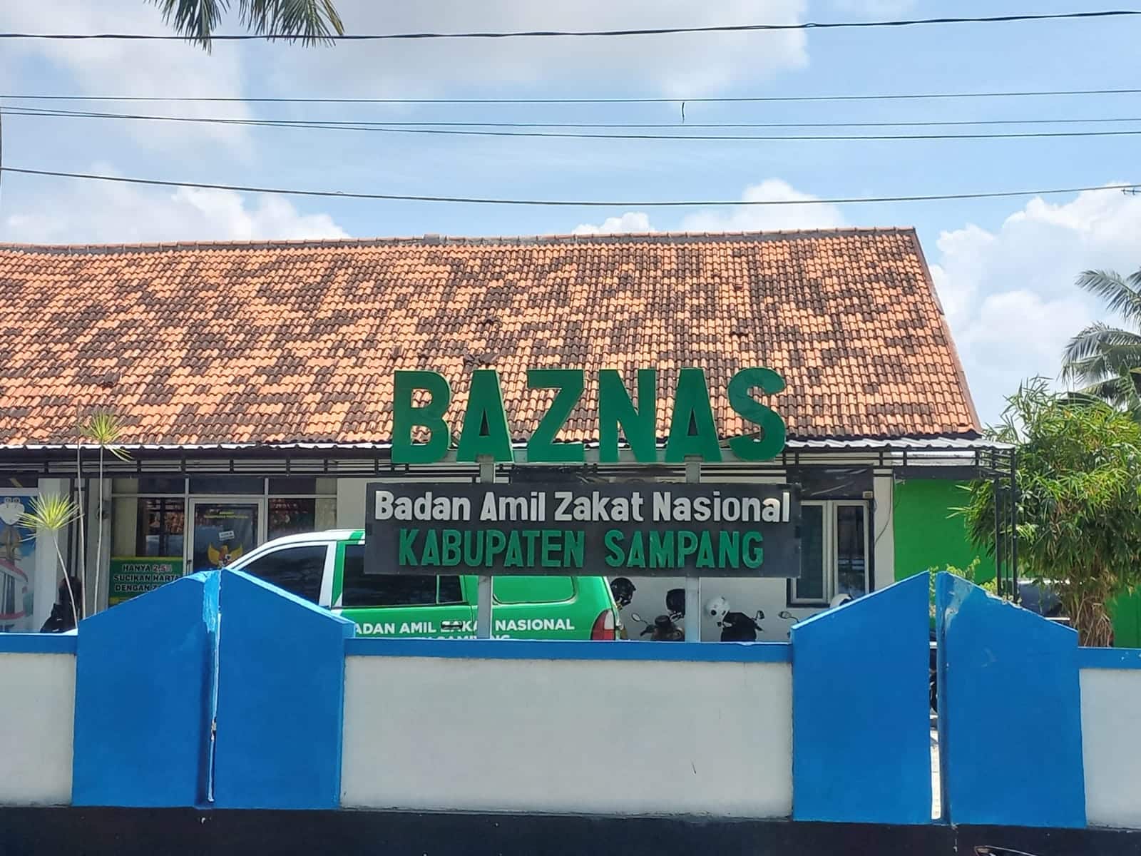 Bantu Warga Tak Mampu,Baznas Sampang Berikan Beasiswa Pendidikan