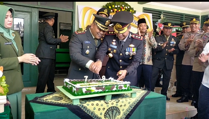 HUT ke-79 TNI, Kapolres Kirim Nasi Tumpeng ke Dandim 0828 Sampang