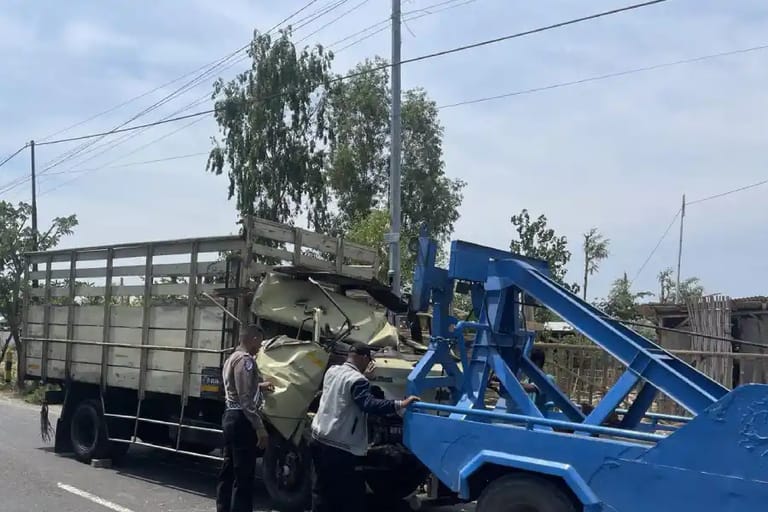Laka Lantas di Sampang, Dua Truk Penyok