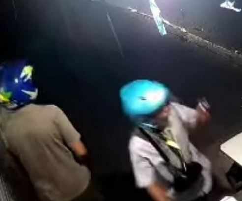 Dua Pemuda di Bangkalan Terekam CCTV Saat Hendak Bobol Toko