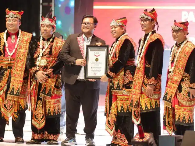 Terpanjang, Kirab Maskot Pilkada Jatim 2024 Masuk Rekor MURI