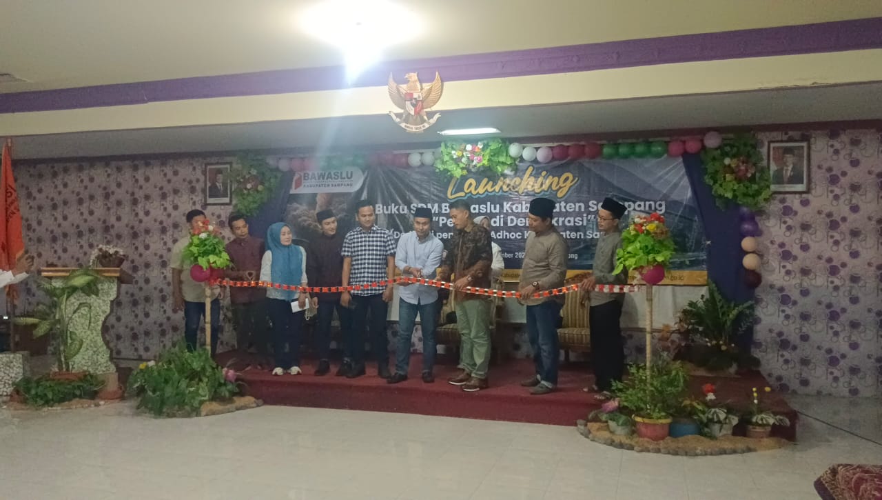 Bawaslu Sampang Launching Buku “Pengabdi Demokrasi”, Begini Isinya