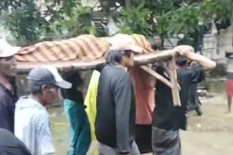 Petani di Sampang Tewas Tersambar Petir di Sawah