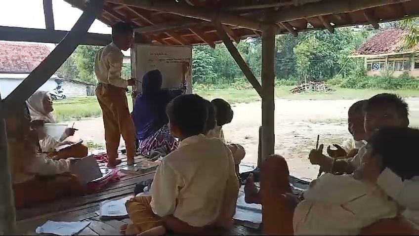 Gegara Sengketa Lahan, Puluhan Siswa SDN 4 Gulbung Terpaksa Belajar di Gubuk