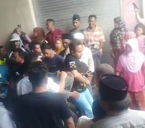 Kepergok Curi Uang, Seorang Kakek Babak Belur Diamuk Massa