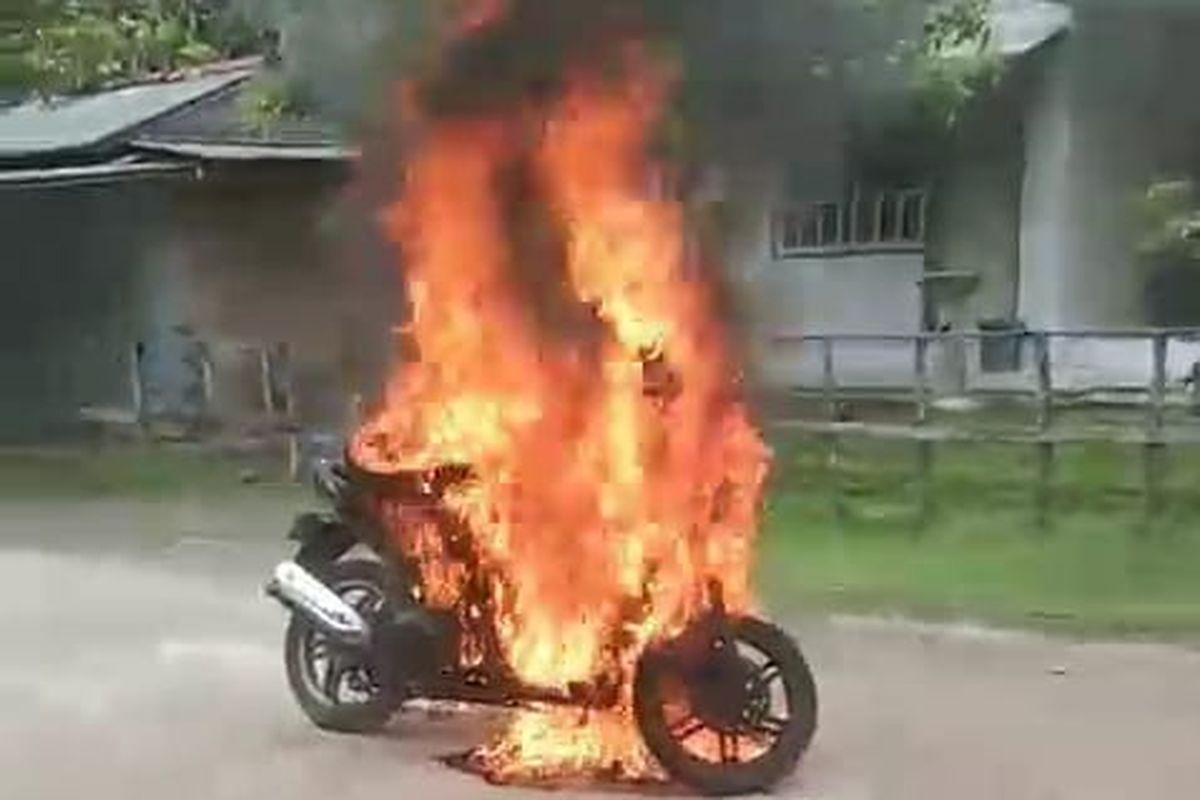 Tersinggung, Remaja di Sumenep Ancam dan Bakar Motor Guru