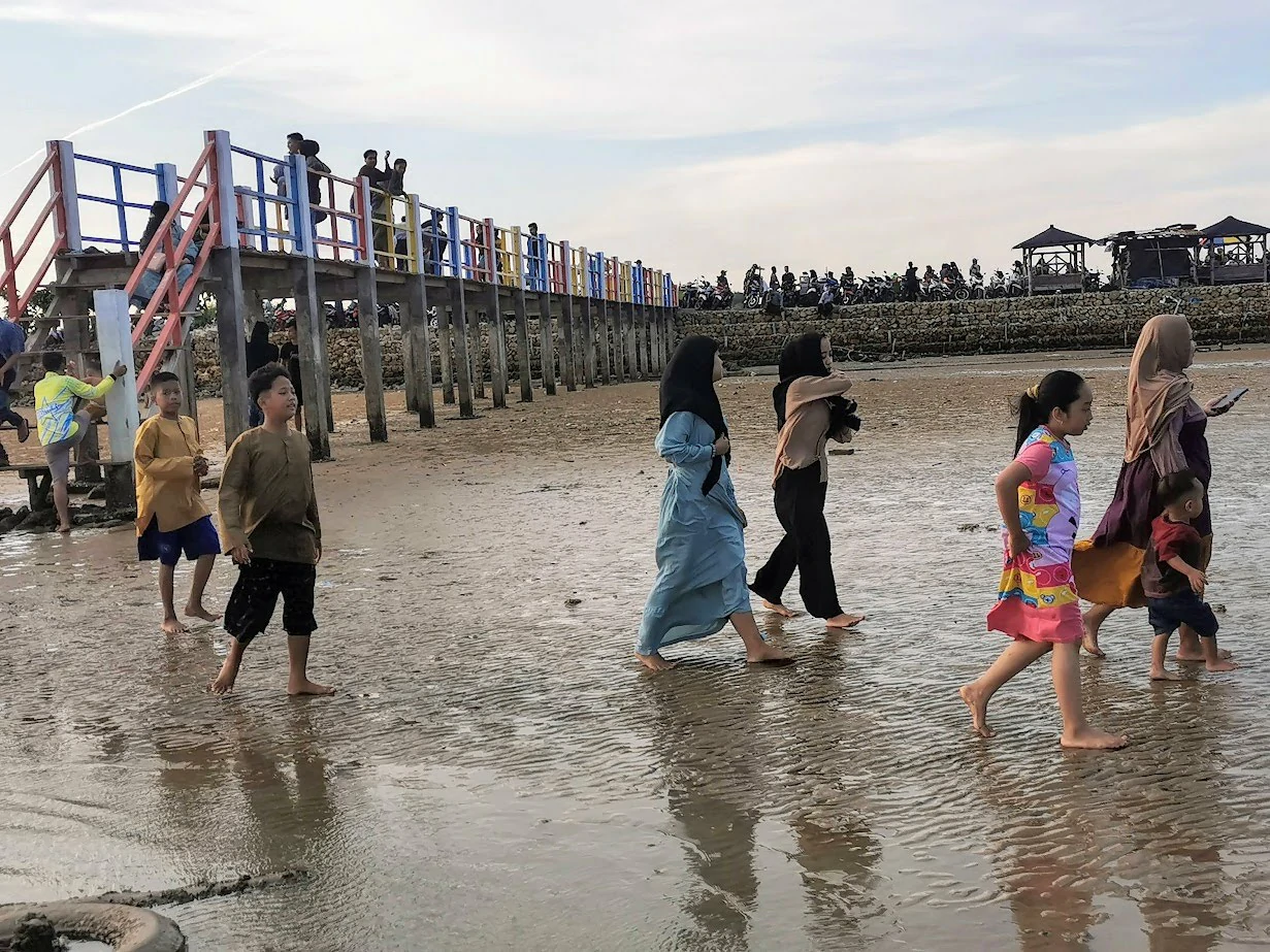 Pantai Damar Wulan, Tawarkan Keindahan Pasir Putih dan Ombak Tenang