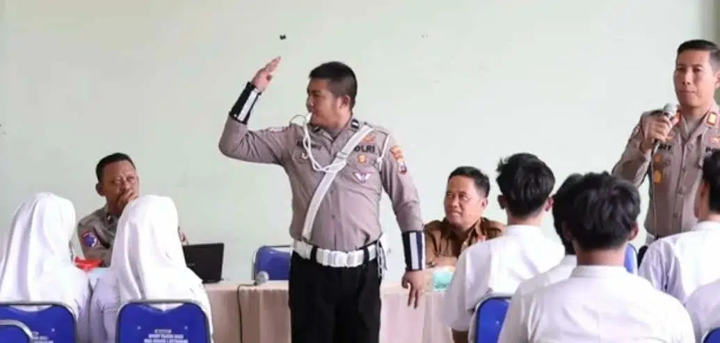 Satlantas Polres Sampang Ajak Siswa Tertib Berlalu Lintas