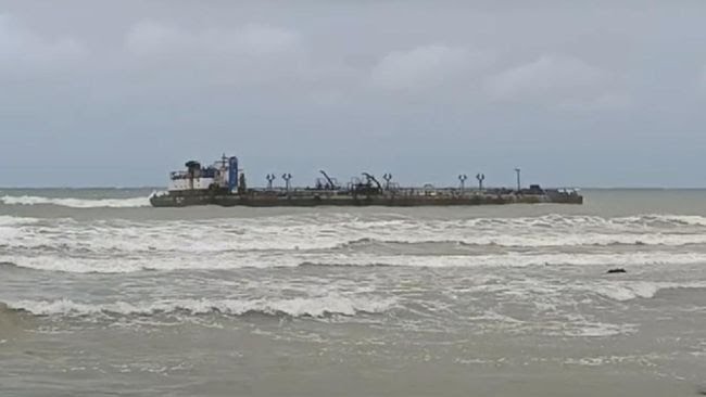 Dihantam Ombak, Kapal Tanker Terdampar di Perairan Pamekasan