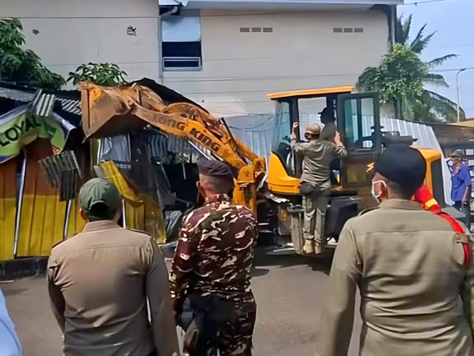 Puluhan Kios Sekitar SGB Dibongkar Paksa, Diduga Jadi Transit PSK