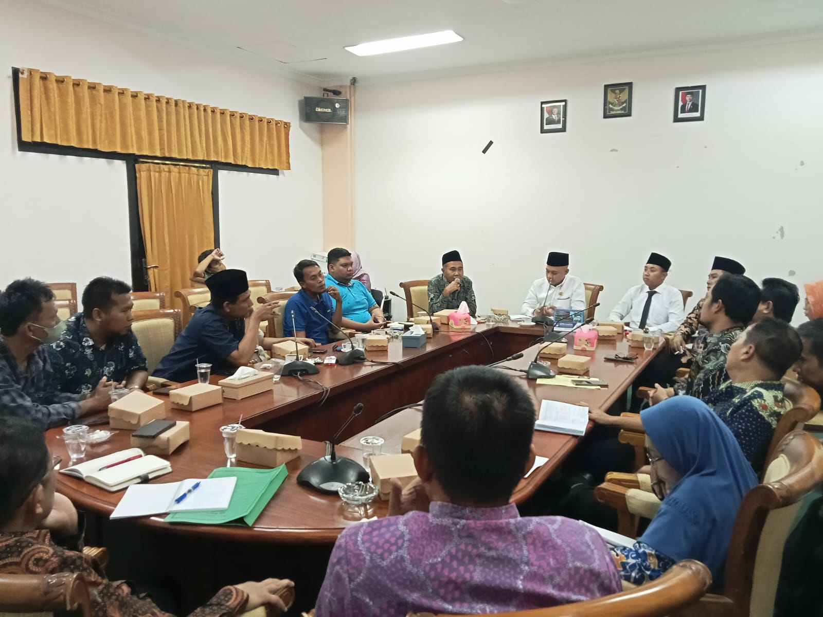 Lahan Pesisir Laut Diklaim Perusahaan Swasta, Akpel Datangi Kantor DPRD Sampang