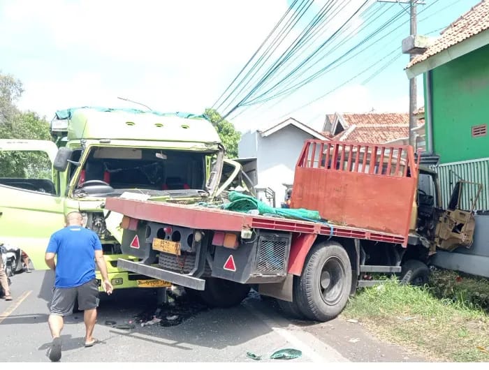 Kecelakaan Dump Truk Vs Tronton di Sampang, Tidak Ada Korban Jiwa