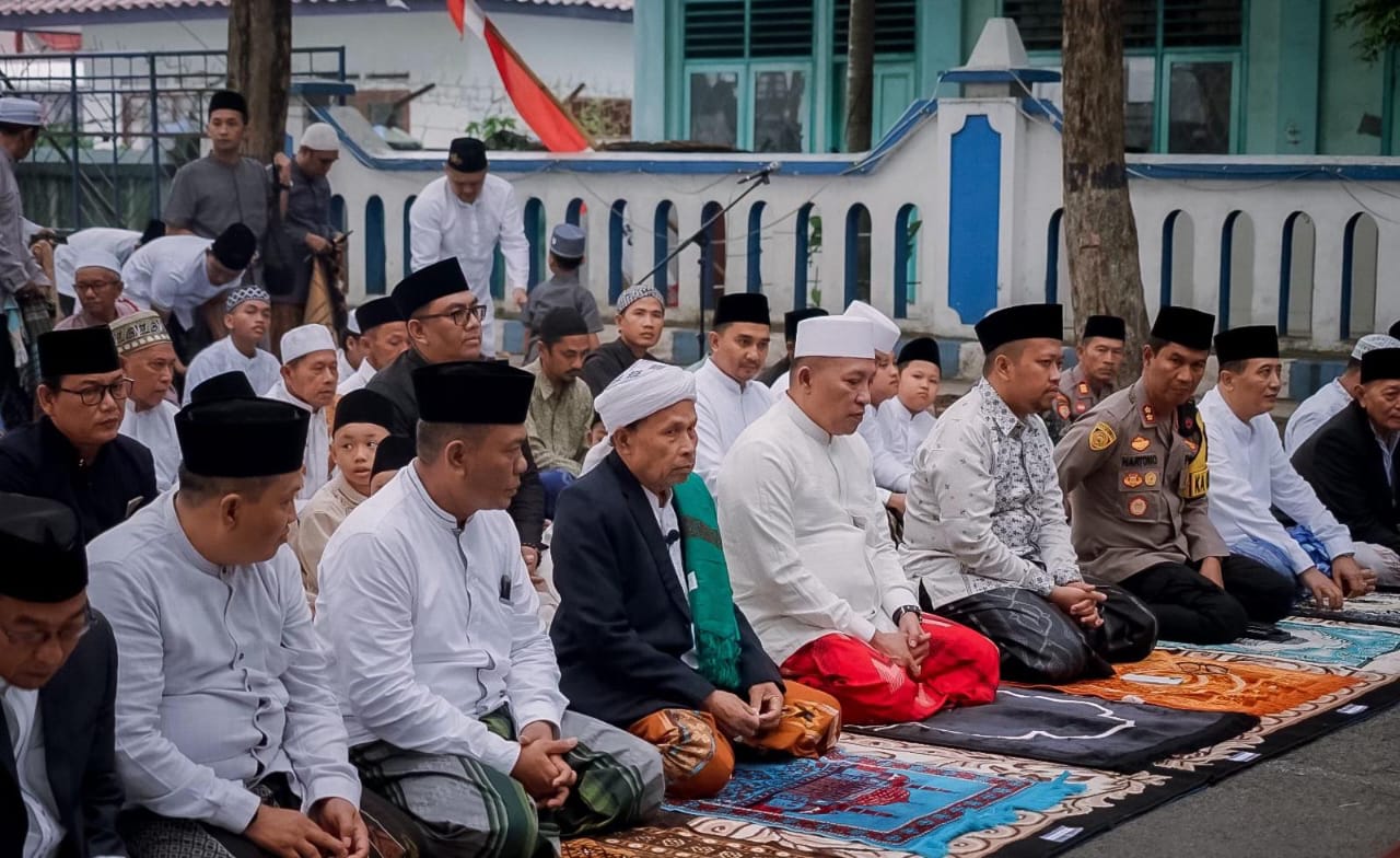 Salat Idulfitri Bersama Ribuan Warga, Bupati Sampang Ajak Tingkatkan Silaturahmi