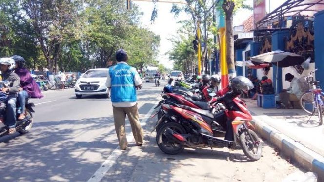 Dishub Sampang Janji Tindak Tegas Parkir Liar dan Oknum Jukir Nakal